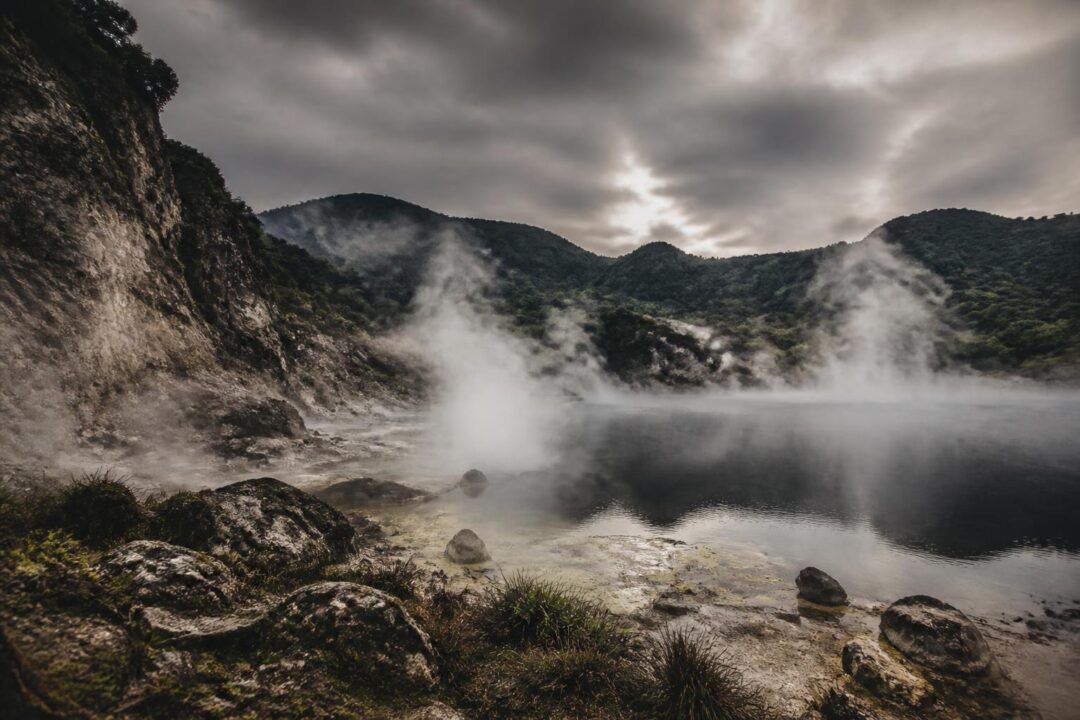 scoprite la mefite della valle d'ansanto, il lago infernale menzionato da virgilio, un luogo suggestivo ricco di mistero e storia nell'antica tradizione italiana.